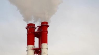 Elektrik santrali. Elektrik Güç İstasyonları Ekipmanı. Borudan Beyaz Duman