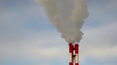 Elektrik santrali. Elektrik Güç İstasyonları Ekipmanı. Borudan Beyaz Duman