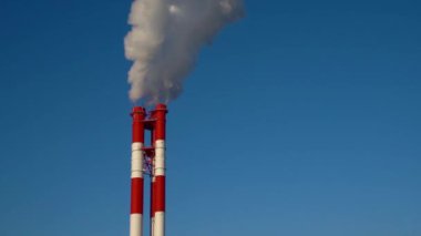 Elektrik santrali. Elektrik Güç İstasyonları Ekipmanı. Borudan Beyaz Duman