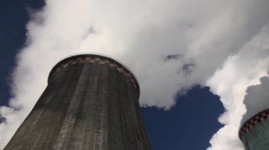 Elektrik santrali. Elektrik Güç İstasyonları Ekipmanı. Borudan Beyaz Duman