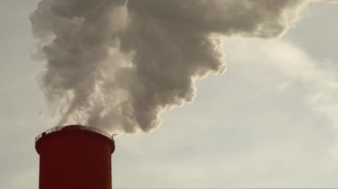 Elektrik santrali. Elektrik Güç İstasyonları Ekipmanı. Borudan Beyaz Duman