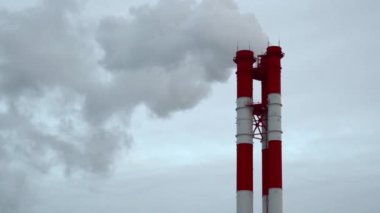 Elektrik santrali. Elektrik Güç İstasyonları Ekipmanı. Borudan Beyaz Duman