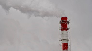 Elektrik santrali. Elektrik Güç İstasyonları Ekipmanı. Borudan Beyaz Duman