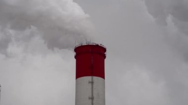 Elektrik santrali. Elektrik Güç İstasyonları Ekipmanı. Borudan Beyaz Duman