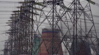 Elektrik santrali. Elektrik Güç İstasyonları Ekipmanı. Borudan Beyaz Duman