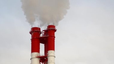 Elektrik santrali. Elektrik Güç İstasyonları Ekipmanı. Borudan Beyaz Duman