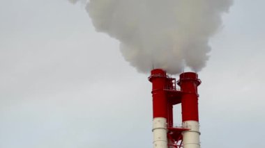 Elektrik santrali. Elektrik Güç İstasyonları Ekipmanı. Borudan Beyaz Duman