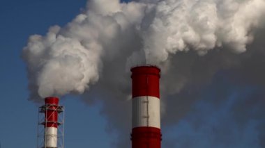 Elektrik santrali. Elektrik Güç İstasyonları Ekipmanı. Borudan Beyaz Duman