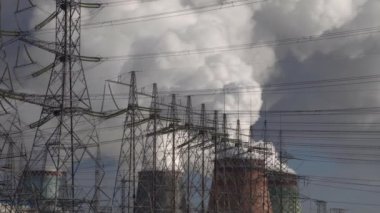 Elektrik santrali. Elektrik Güç İstasyonları Ekipmanı. Borudan Beyaz Duman