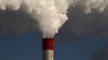 Elektrik santrali. Elektrik Güç İstasyonları Ekipmanı. Borudan Beyaz Duman