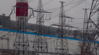 Elektrik santrali. Elektrik Güç İstasyonları Ekipmanı. Borudan Beyaz Duman