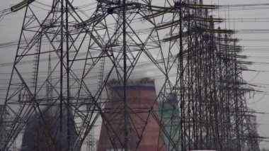 Elektrik santrali. Elektrik Güç İstasyonları Ekipmanı. Borudan Beyaz Duman