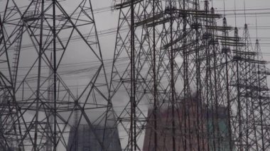 Elektrik santrali. Elektrik Güç İstasyonları Ekipmanı. Borudan Beyaz Duman