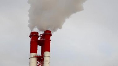 Elektrik santrali. Elektrik Güç İstasyonları Ekipmanı. Borudan Beyaz Duman