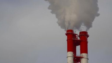 Elektrik santrali. Elektrik Güç İstasyonları Ekipmanı. Borudan Beyaz Duman