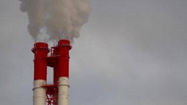 Elektrik santrali. Elektrik Güç İstasyonları Ekipmanı. Borudan Beyaz Duman