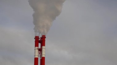 Elektrik santrali. Elektrik Güç İstasyonları Ekipmanı. Borudan Beyaz Duman