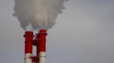 Elektrik santrali. Elektrik Güç İstasyonları Ekipmanı. Borudan Beyaz Duman