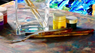 Sanat fırçaları ve boyalar. Sanat eseri. renk arkaplanı
