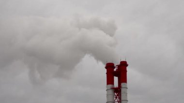 Elektrik santrali. Elektrik Güç İstasyonları Ekipmanı. Borudan Beyaz Duman