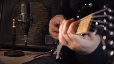 Stüdyoda elektro gitar çalan müzisyen. Gitarist.