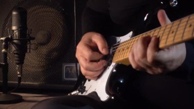 Stüdyoda elektro gitar çalan müzisyen. Gitarist.