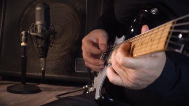 Stüdyoda elektro gitar çalan müzisyen. Gitarist.