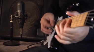 Stüdyoda elektro gitar çalan müzisyen. Gitarist.