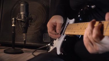 Stüdyoda elektro gitar çalan müzisyen. Gitarist.