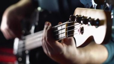 Stüdyoda elektro gitar çalan müzisyen. Gitarist.