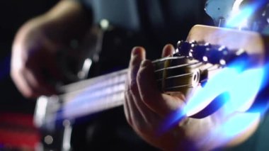 Stüdyoda elektro gitar çalan müzisyen. Gitarist.