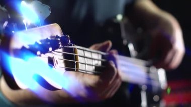 Stüdyoda elektro gitar çalan müzisyen. Gitarist.