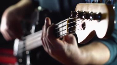 Stüdyoda elektro gitar çalan müzisyen. Gitarist.