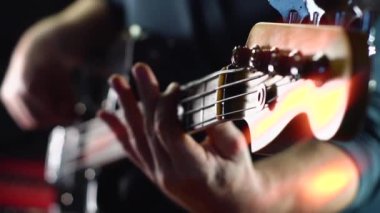 Stüdyoda elektro gitar çalan müzisyen. Gitarist.