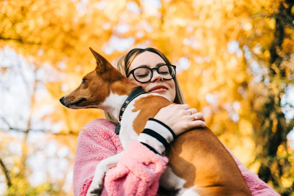 Porträt Einer Jungen Fröhlichen Kaukasierin Mit Ihrem Hund Herbstpark — Stockfoto