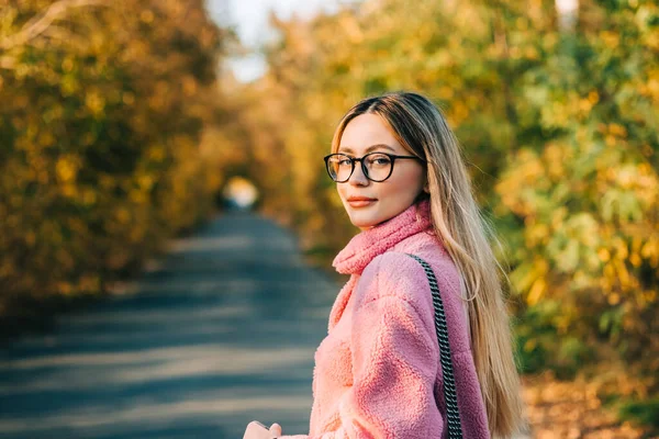 Портрет Привлекательной Кавказской Женщины Гуляющей Осеннем Парке — стоковое фото