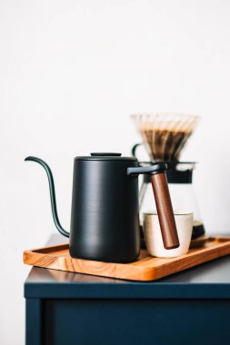 Alternatif metodu kullanarak taze demlenmiş kahve damlatıcı ve kağıt filtresinin üzerine dökülür..