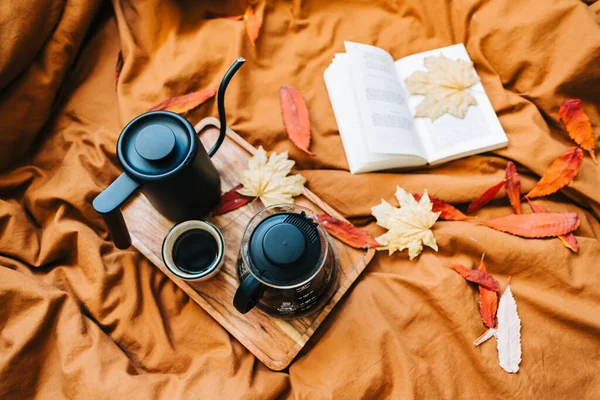 Öppen Bok Och Bryggt Kaffe Säng Med Höstlöv Morgonen Mysigt — Stockfoto