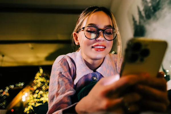 Joven Mujer Caucásica Sonriente Usando Teléfono Móvil Vacaciones Casa Cama — Foto de Stock