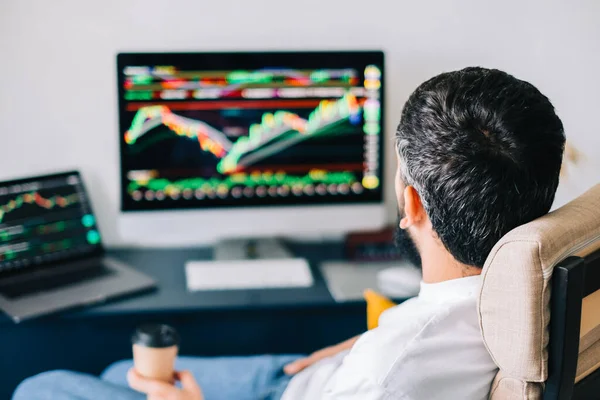 Hombre Negocios Caucásico Que Negocia Línea Usando Tecnología Informática Mirando — Foto de Stock