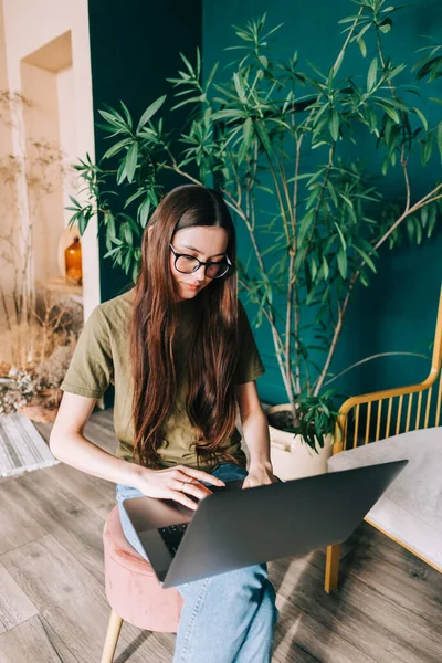 Mujer Caucásica Joven Usando Ordenador Portátil Mirando Pantalla Sentado Silla — Foto de Stock