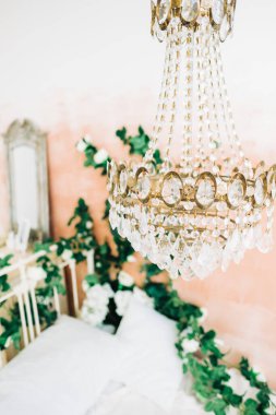 Yatak odasında asılı güzel bir avize, yakın plan..