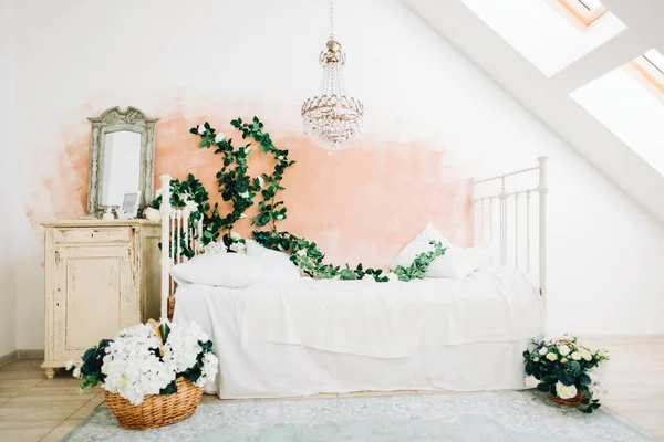 Interior Bright White Bedroom Decorative Flowers Wall — Stock Photo, Image