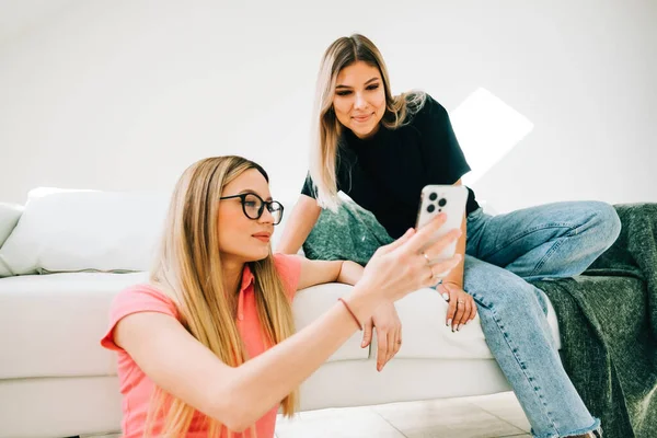 Amigos Juntos Navegando Por Internet Sentados Sofá Mirando Pantalla Del — Foto de Stock