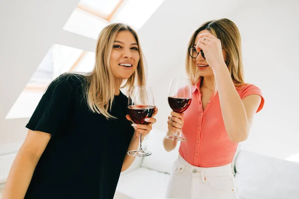 Portrait Two Young Woman Friends Heaving Fun Drinking Whine Celebrating — Stock Photo, Image