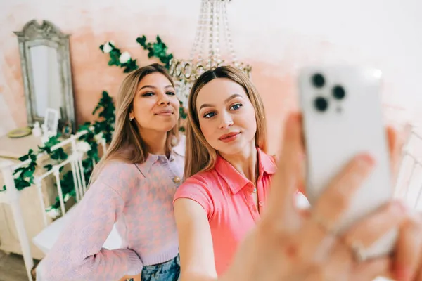 Duas Jovens Mulheres Alegres Fazendo Foto Selfie Usando Telefone Celular — Fotografia de Stock