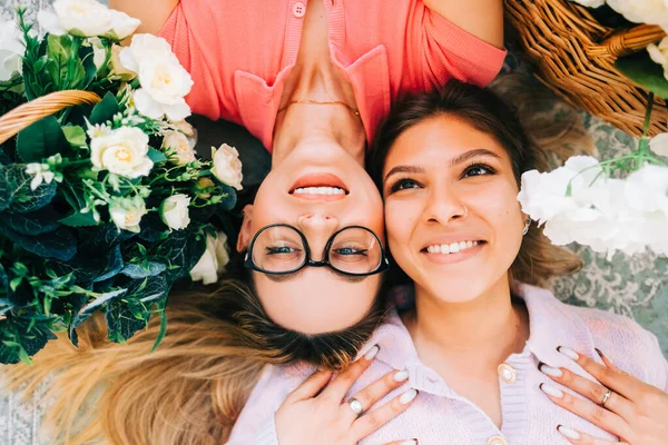 Retrato Duas Mulheres Caucasianas Atraentes Deitadas Chão Com Flores Vista — Fotografia de Stock