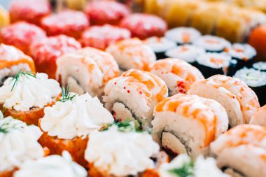 Somon, karides, peynir ve havyarlı farklı suşi çeşitleri..