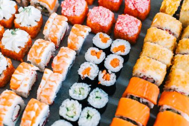 Somon, karides, peynir ve havyarlı farklı suşi çeşitleri..