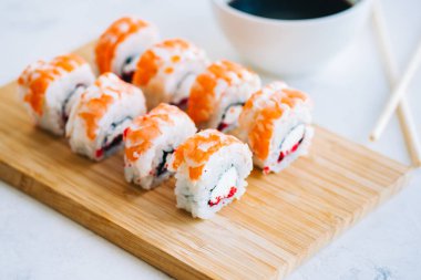 Bambu tahtasında soya soslu lezzetli karidesler, yakından. Japon yemeği.